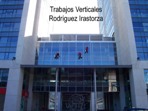 Trabajos Verticales Rodriguez Irastorza. Limpiando cristales en el Word Trade Center Zaragoza.
